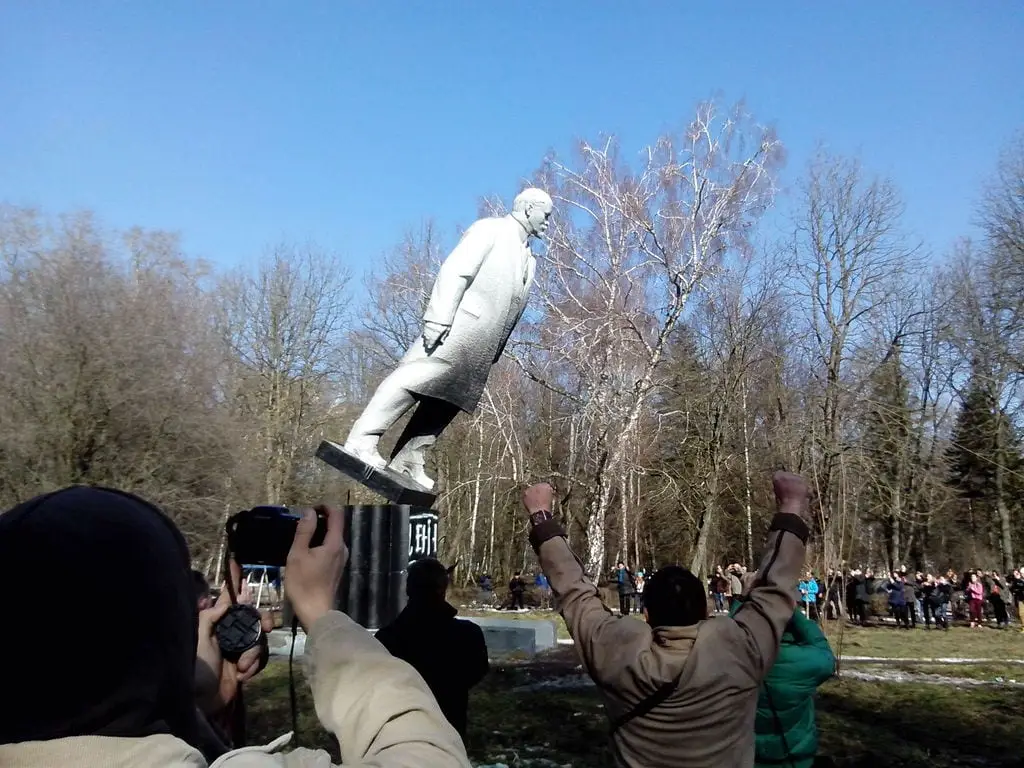 Estátua de Lenin sendo derrubada na Ucrânia