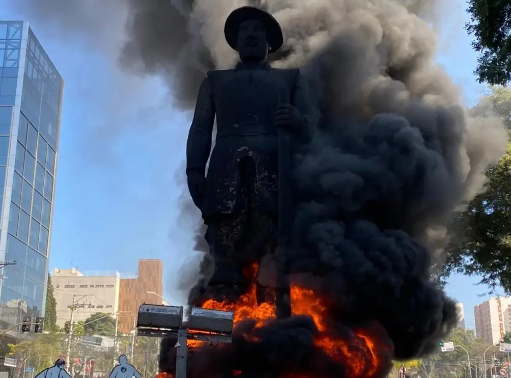estátua escravocrata rio | Estátua de Borba Gato é incendiada em São Paulo, em 2021 | Foto: Reprodução/Redes Sociais