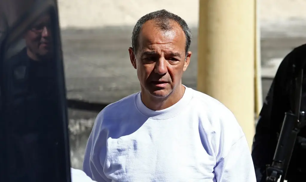 Cabral desmaia prisão filho