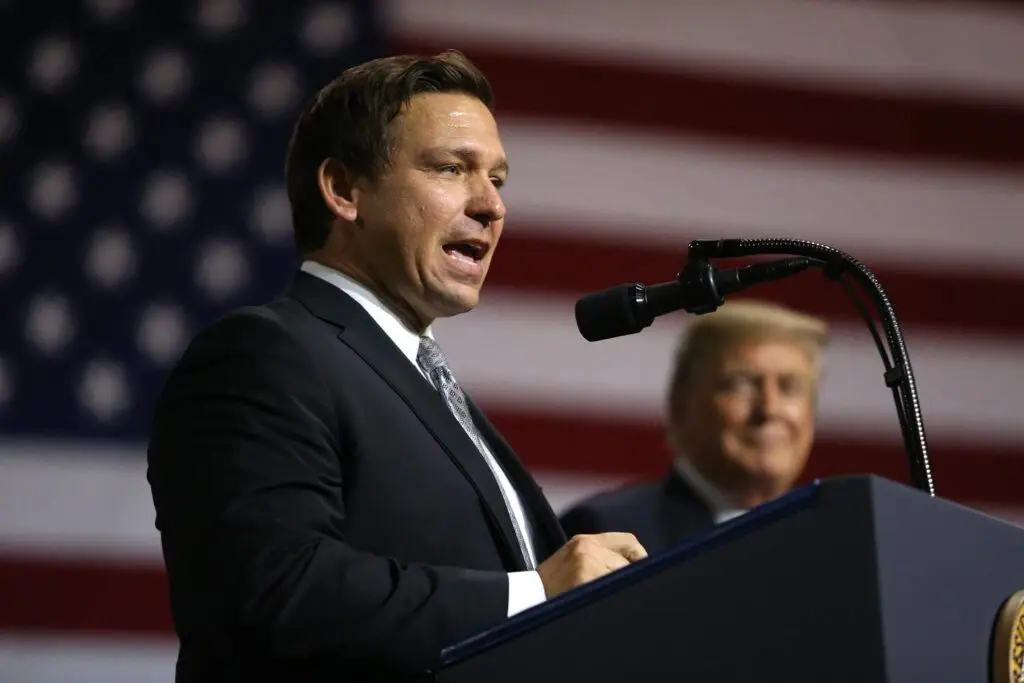 Ron DeSantis, governador da Flórida, discursa ao lado do ex-presidente dos Estados Unidos, Donald Trump