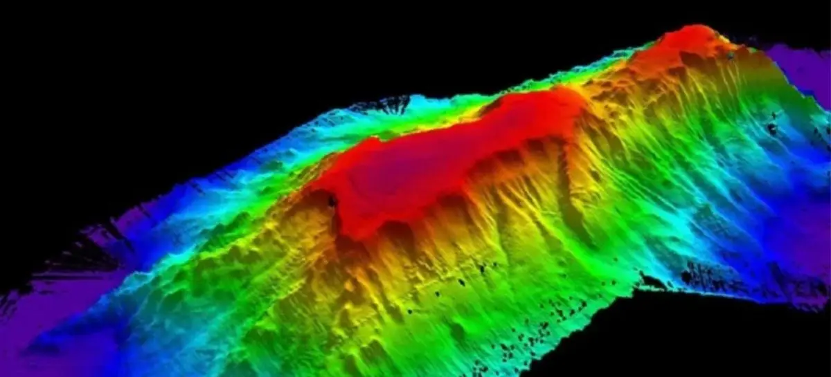 Montanhas submarinas por satélite