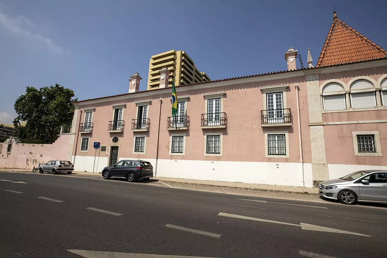 Embaixada Lisboa Ameaça Brasileiros