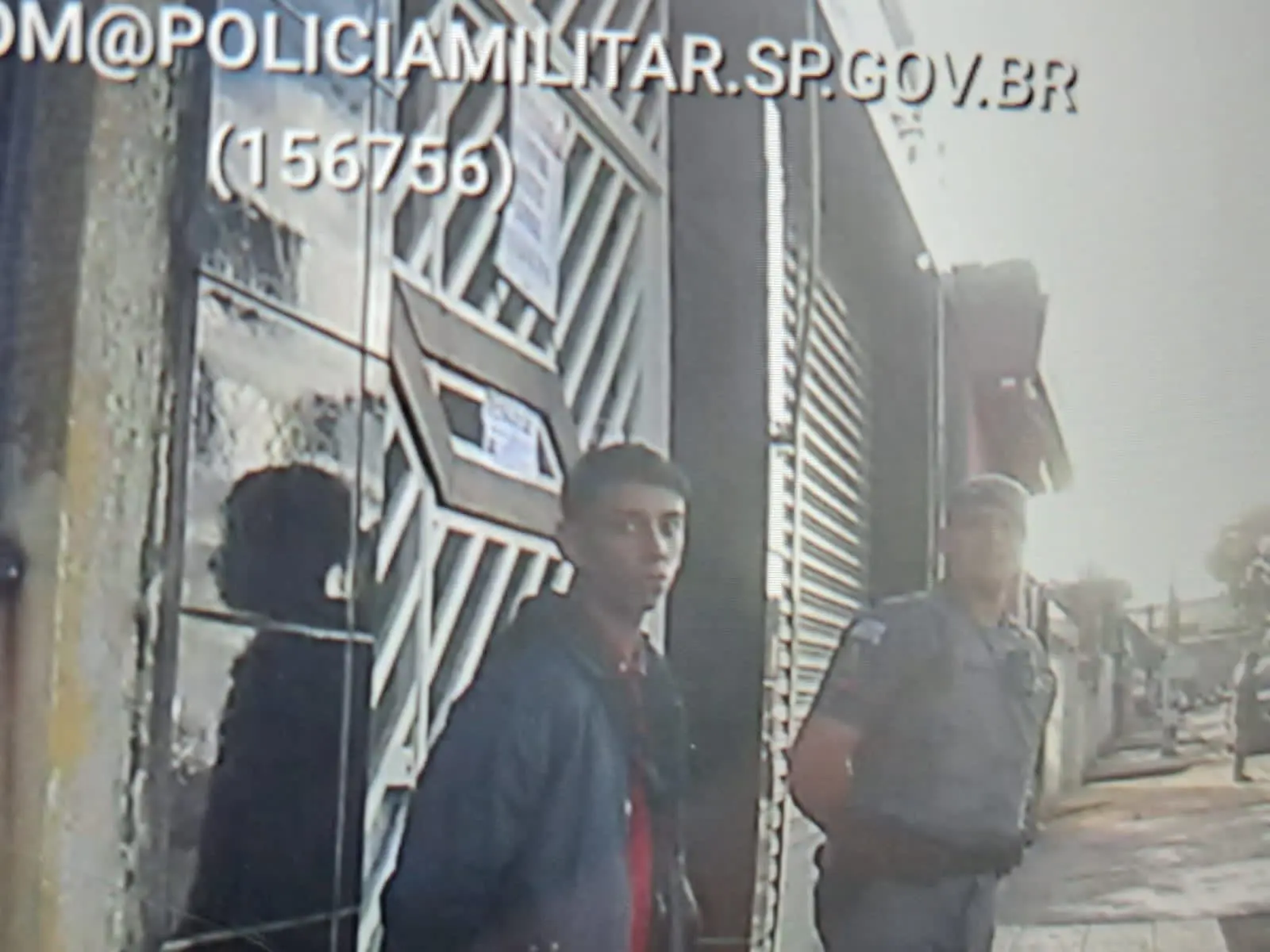 ladrão desarma policial