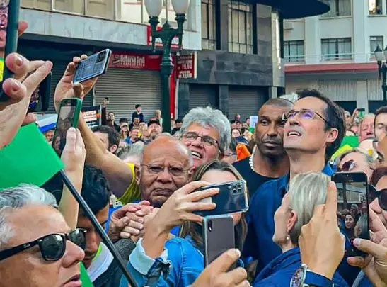 deltan dallagnol nas ruas de curitiba