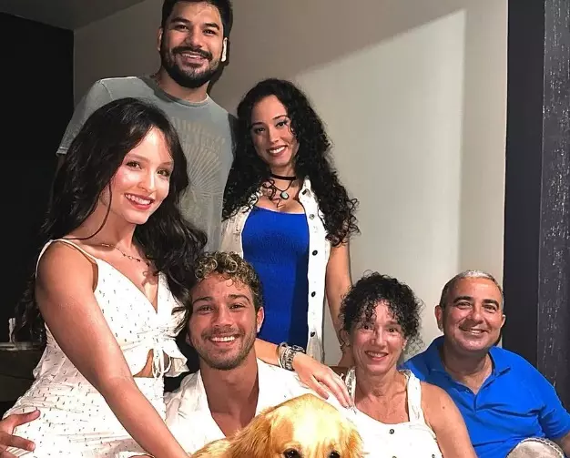 Larissa Manoela com noivo e sua família