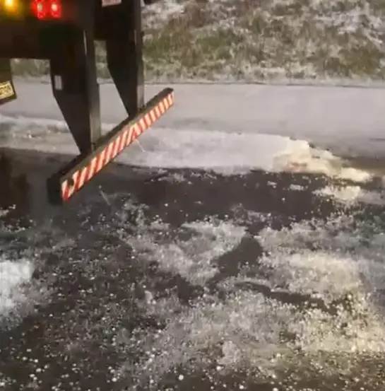 Trecho de rodovia com acúmulo de granizo.