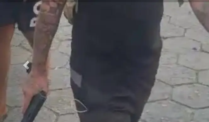 Vitinho desfila armado