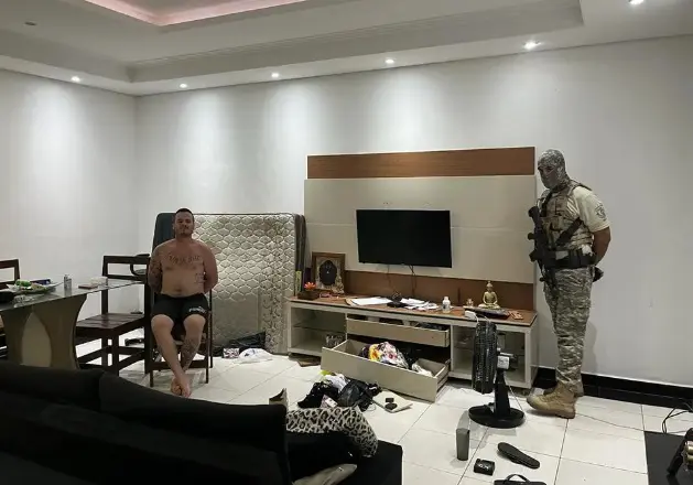 Criminoso que 'desfilava' armado é preso em mansão no Guarujá
