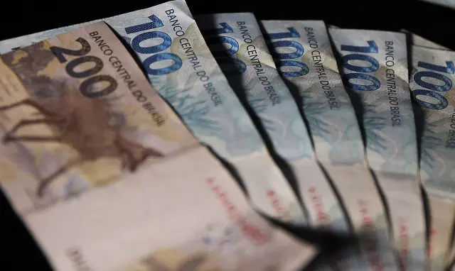 dinheiro em espécie - notas de real - greve de prefeitos do nordeste - fundos - lucro de bancos - confiança empresarial novembro fgv