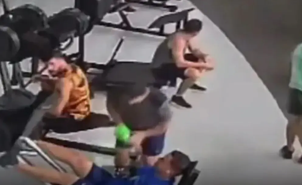 homem atingido aparelho academia