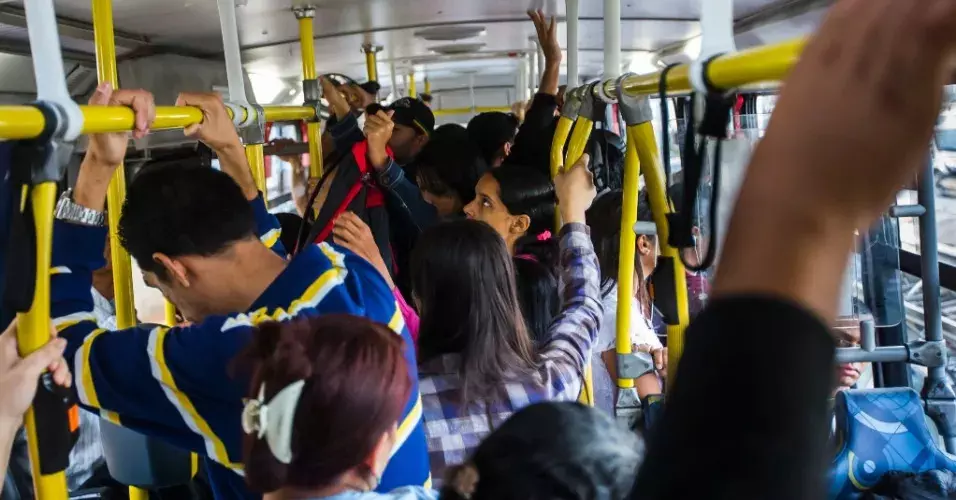 larissa compartilha foto ônibus