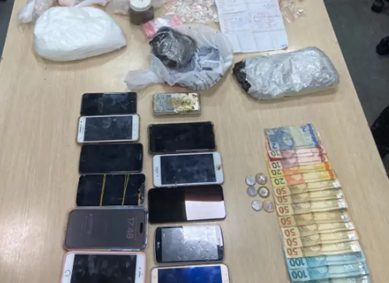 Dinheiro drogas celulares apreendidos