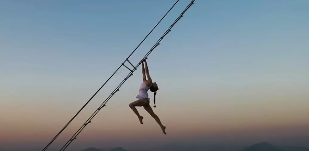 Esportista equilibra escada
