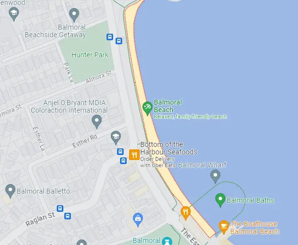 Praia com pessoas em transe