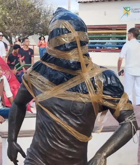 daniel alves estátua vandalizada2