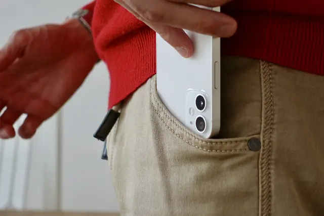 Celular emite radiação além do permitido quando no bolso