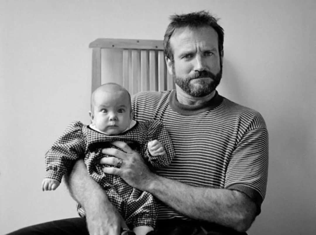 O ator Robin Williams com a filha Zelda bebê