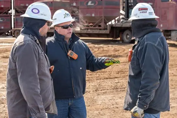O executivo da ExxonMobil David Scott com sua equipe durante visita a um campo de petróleo em Dakota do Sul (EUA)