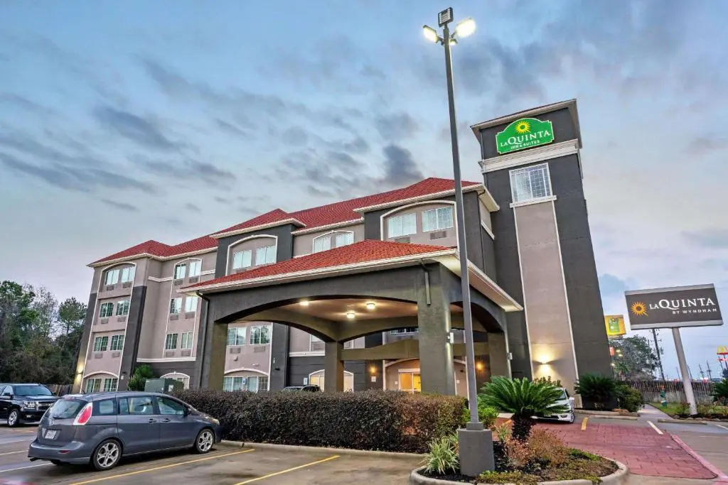 Hotel La Quinta Inn, na cidade turística de Magnolia, no Texas (EUA), onde supostamente o executivo teria estuprado uma mulher