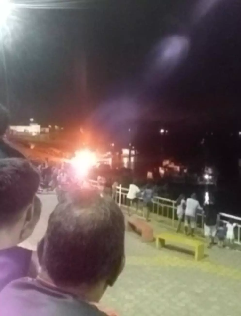 População acompanha o resgate das vítimas e o trabalho dos Corpo de Bombeiros do Amazonas
