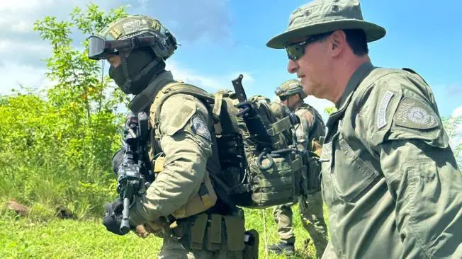Policiais e militares colombianos no resgate do pai do jogador do Liverpool