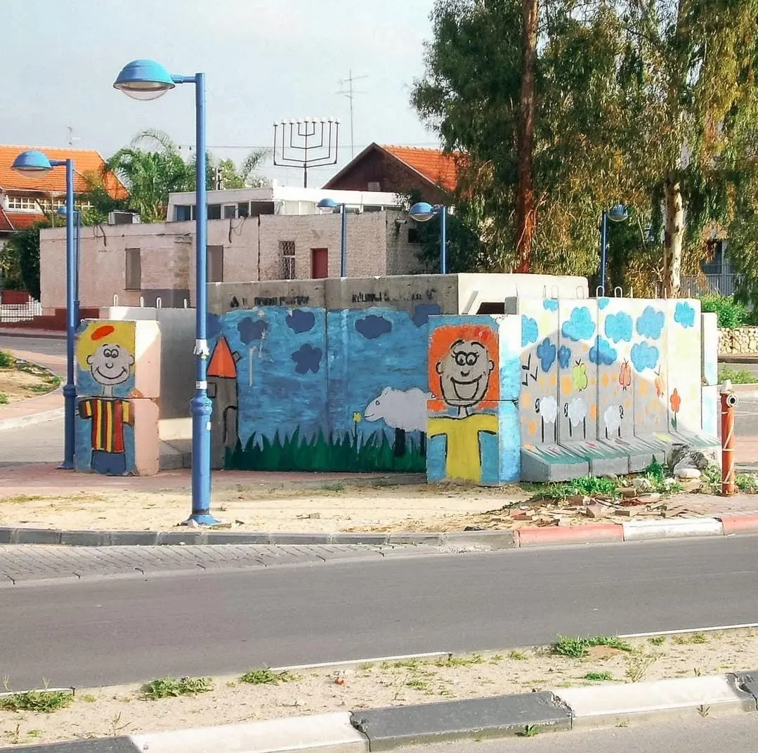 Bunker perto de escola próxima a Gaza é pintado com temas alegres para aliviar o estresse das crianças. 