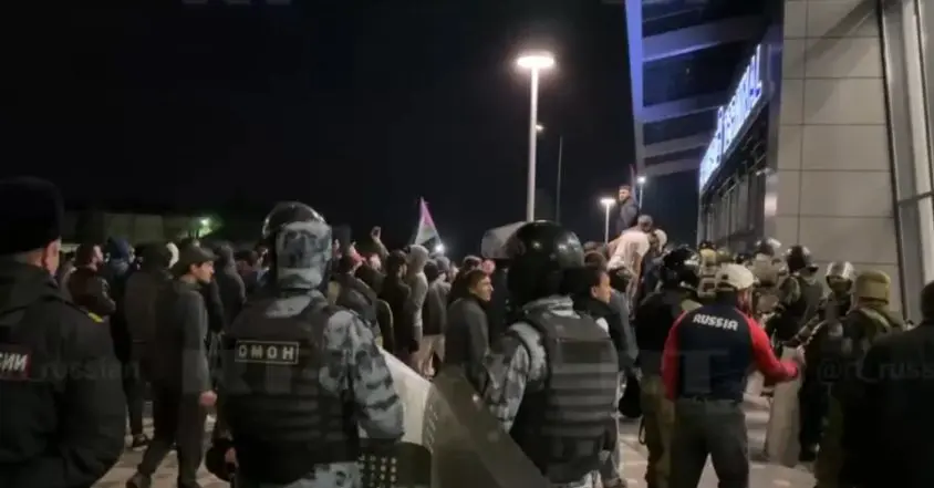 Policiais russos em ação no aeroporto do Daguestão 