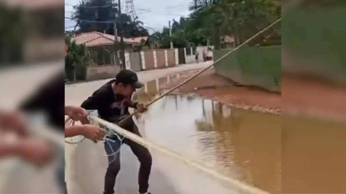 Moradores improvisam pescaria para chamar a atenção do prefeito em Santa Catarina