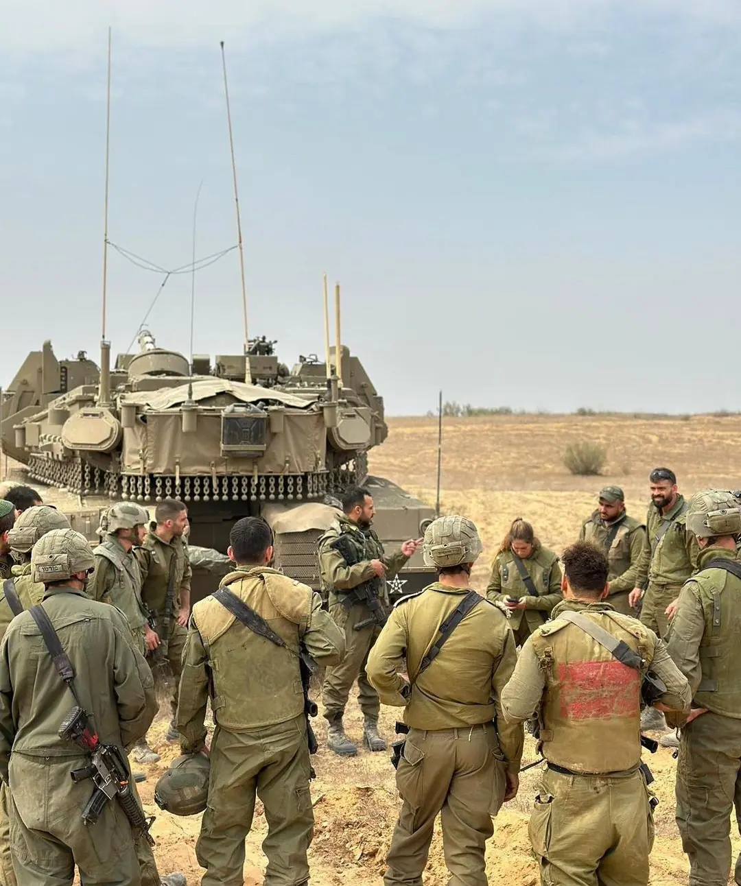 Exército de Israel responde ao ataque do Hezbollah bombardeando o sul do Líbano