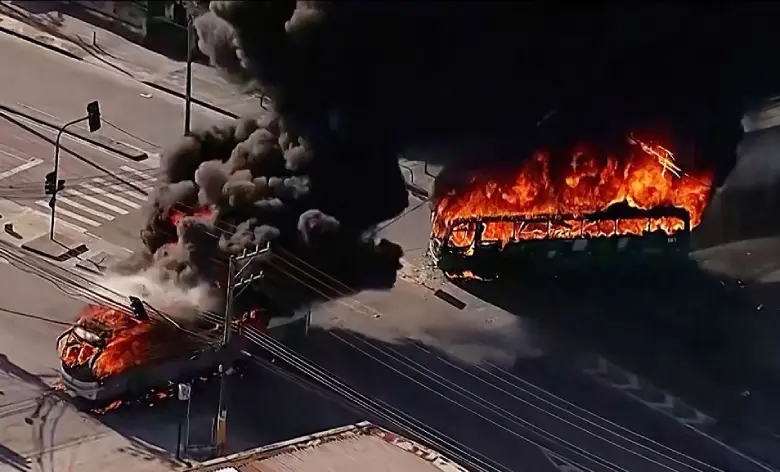 ataques milicias Rio de Janeiro onibus queimado