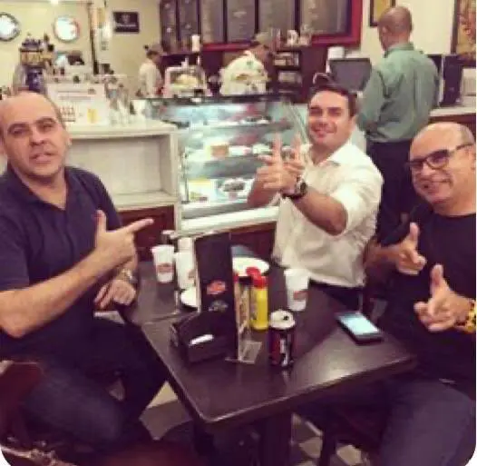 Alexandre Borges, Flavio Bolsonaro e Fabrício Queiroz. Reprodução: Twitter.