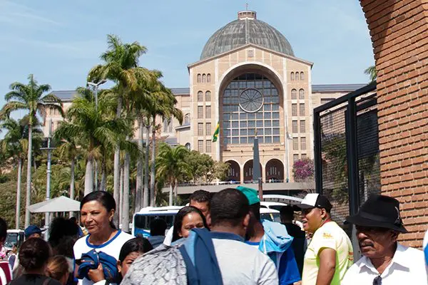 A Basílica de Aparecida do Norte (SP) espera receber um número maior de fiéis este ano no feriado da Padroeira do Brasil