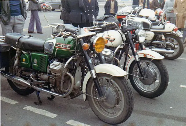 Motos