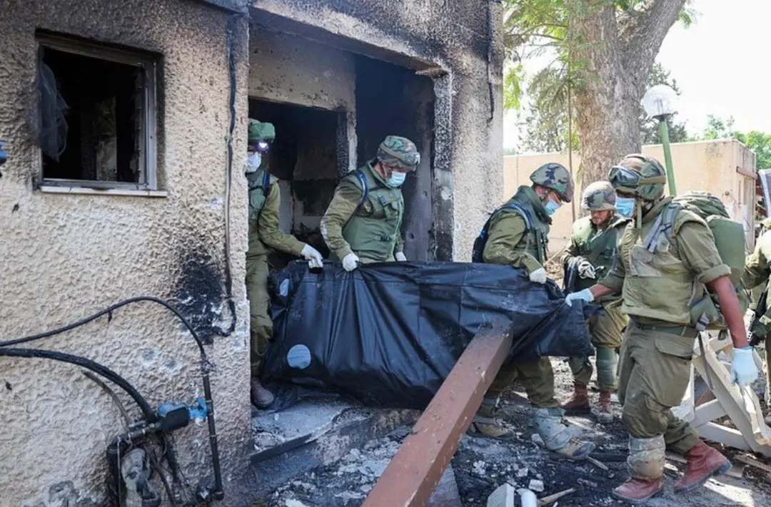 militares israelenses levam corpos das vítimas