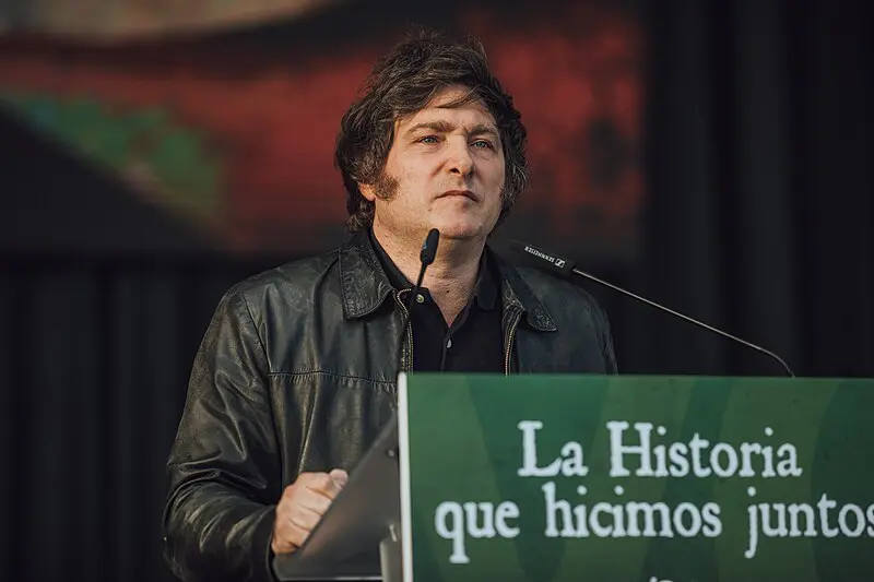dolarização argentina | Javier Milei acredita que a dolarização trará estabilidade econômica e financeira para o país | Foto: Reprodução/Vox España