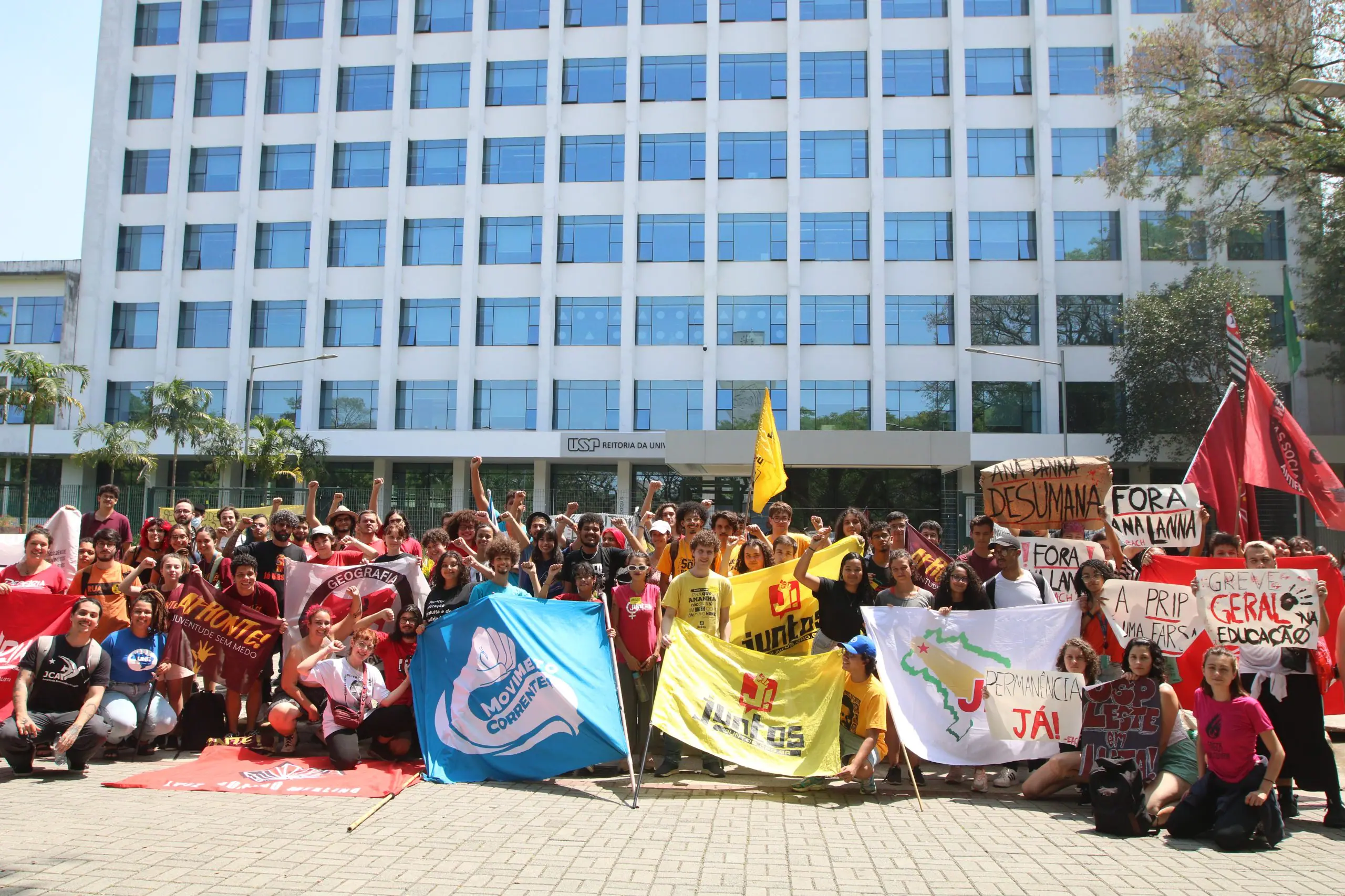 universidades empreendedoras usp | Ato dos estudantes da Universiadde de São Paulo (USP) em frente à reitoria durante a reunião de negociação da greve | Foto: Rovena Rosa/Agência Brasil