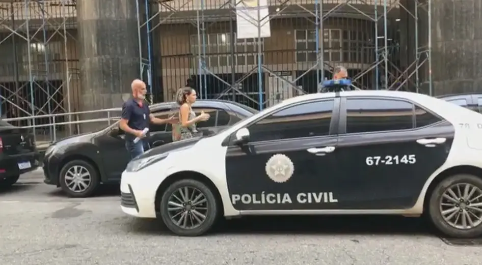 mulher presa - bombons envenenados