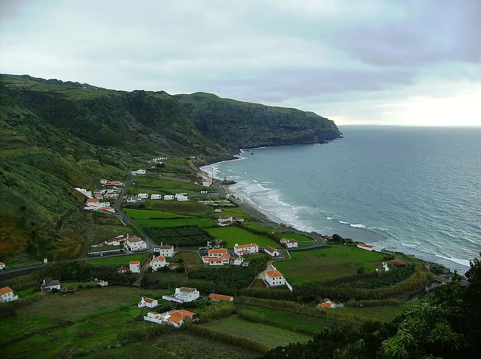 Ilha de Santa Maria faz parte dos Açores, arquipélago pertencente a Portugal | Foto: Carlos Luis da Cruz/Wikimedia Commons