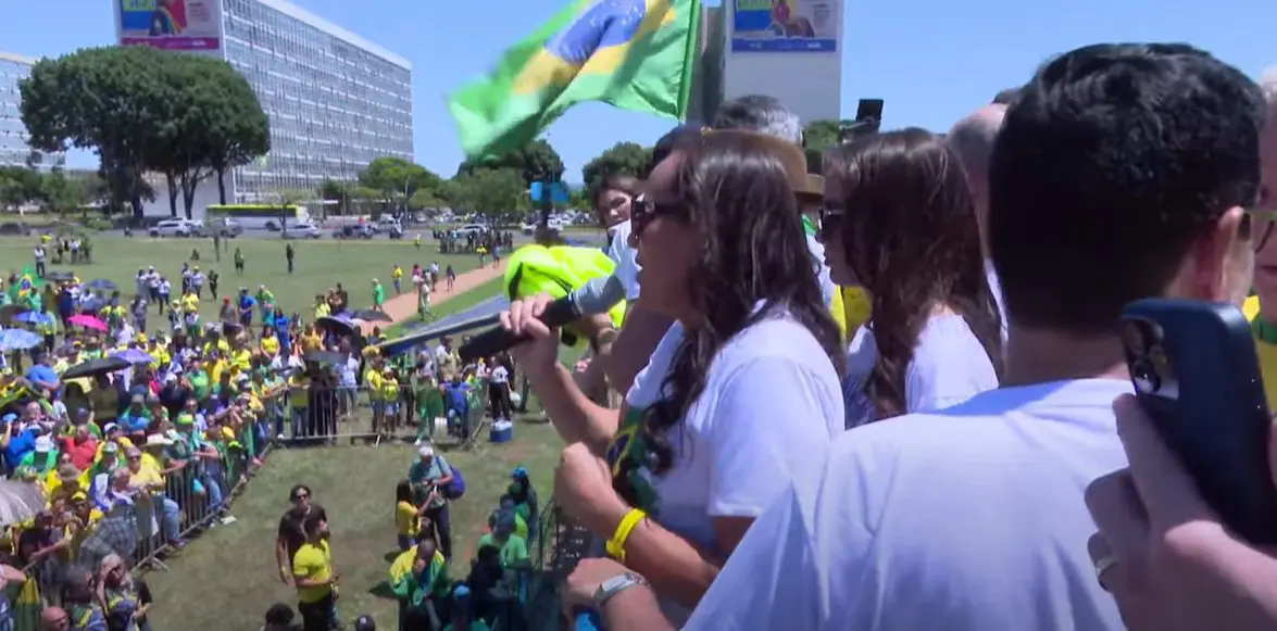manifestações brasília dino | Edjane Cunha, viúva de Clezão, discursa em meio a ato na Esplanada dos Ministérios: 'Estou com meu coração doendo' | Foto: Reprodução/YouTube/Thiago Manzoni