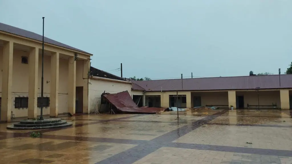 Escola atingida pelo temporal