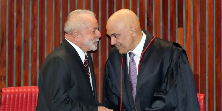 Guzzo | O presidente Lula e o ministro Alexandre de Moraes, durante cerimônia no TSE | Foto: Fabio Rodriguez-Pozzebom/Agência Brasil