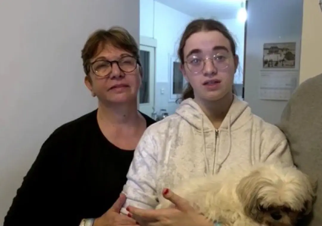 Gabriela e Mia Leimberg com a cadela Bella 