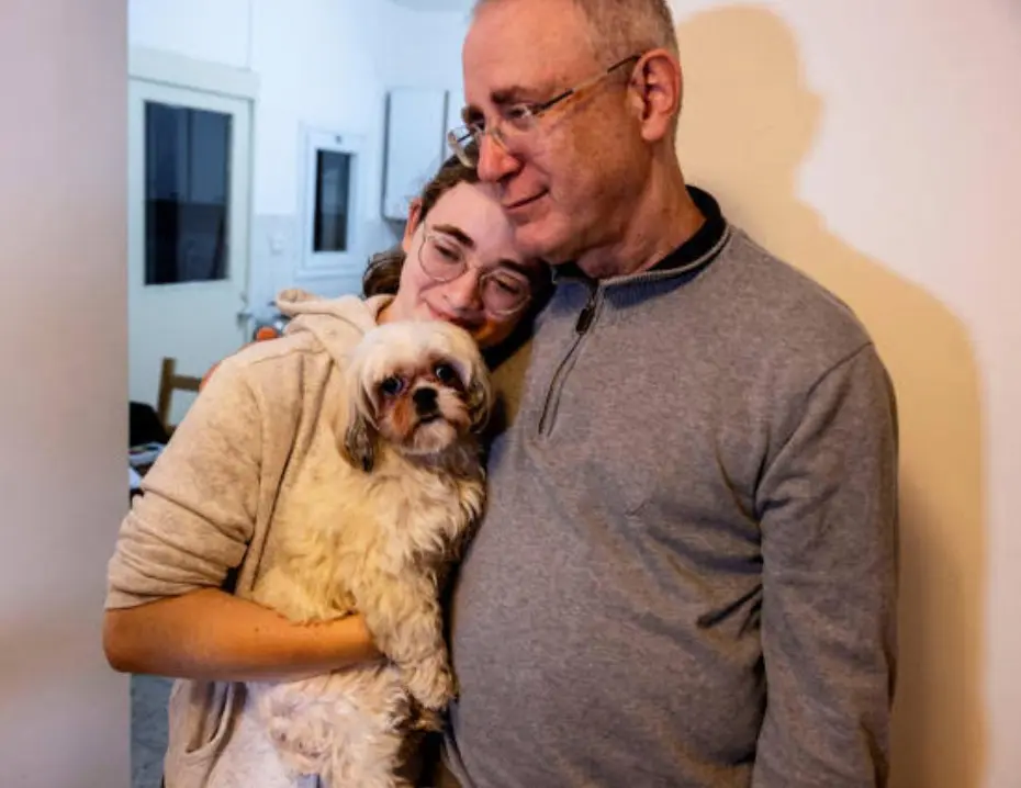 Mia, o pai e a cadela Bella 