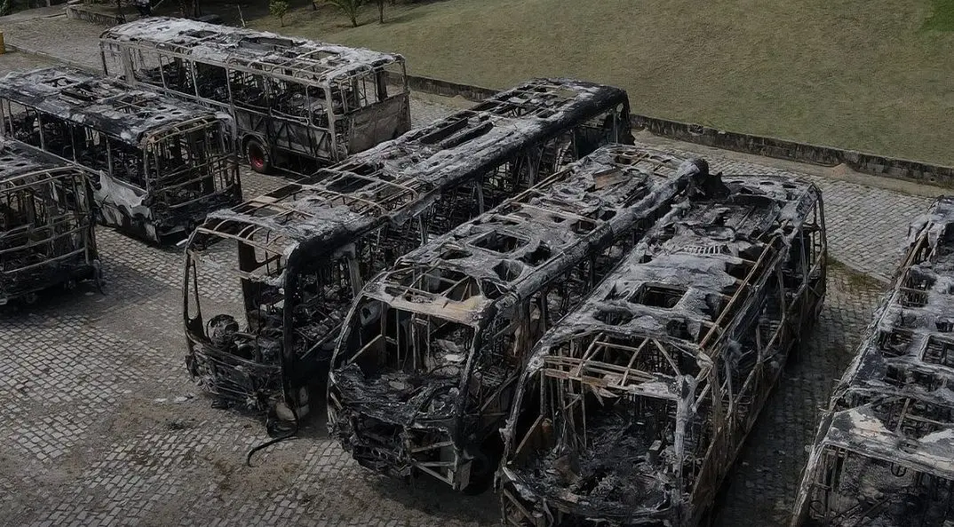 ônibus incendiados no Rio