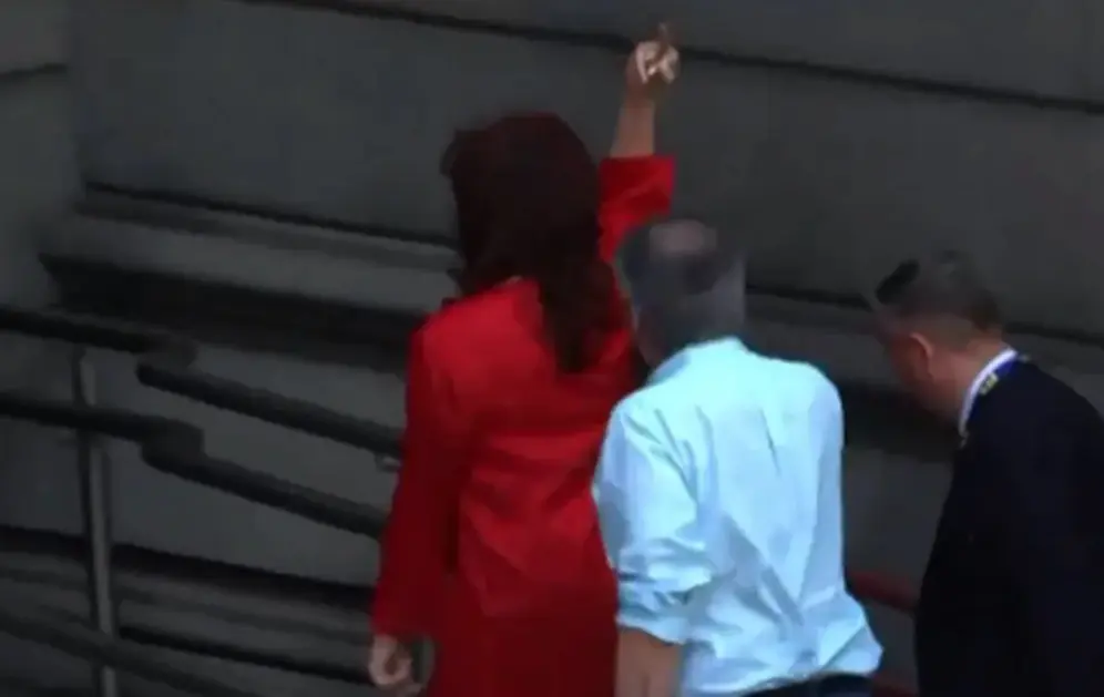 cristina kirchner mostra dedo