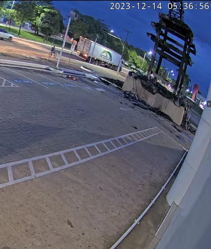 criminosos queimam estátua loja Havan