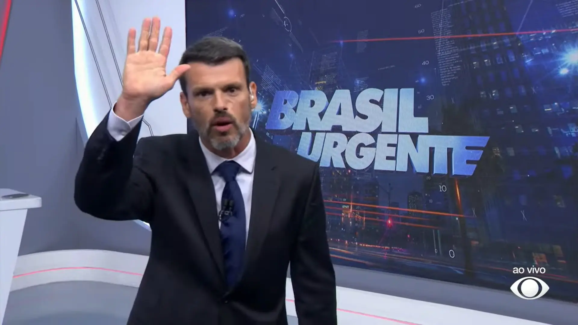 Foto do jornalista Lucas Martins no estúdio do Brasil Urgente