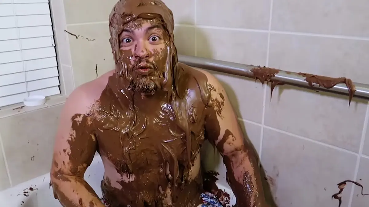 Foto de Luccas Neto em uma banheira de Nutella