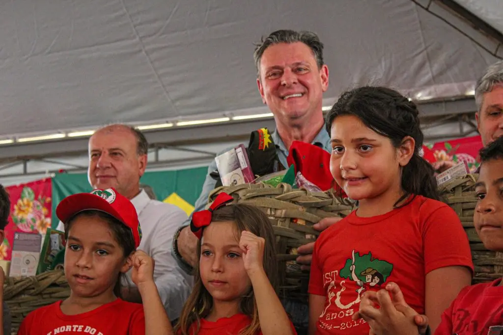 ministro carlos fávaro em evento do mst