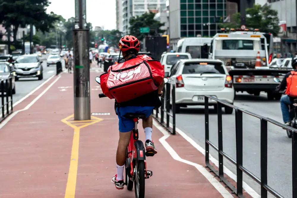 Entregador da iFood em São Paulo | Foto: Alf Ribeiro/Shutterstock
